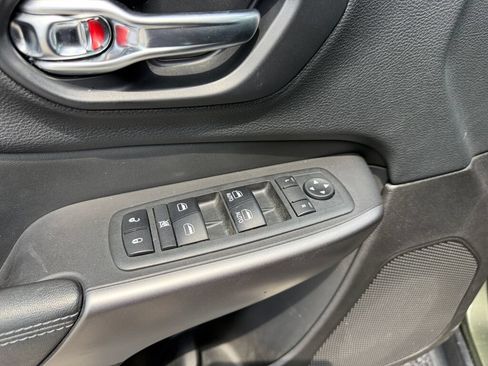 Used 2019 Jeep Cherokee Latitude Plus FWD image 18