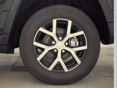 Used 2023 Jeep Grand Cherokee Limited image 13