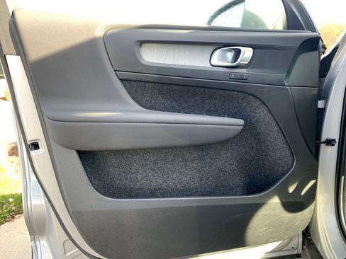 Used 2025 Volvo XC40 B5 Core image 14