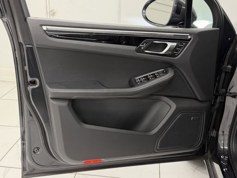 Certified 2025 Porsche Macan image 27