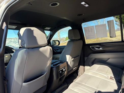Used 2023 Chevrolet Suburban LT w/ Luxury Package image 34