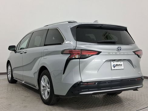 Used 2021 Toyota Sienna Limited image 3