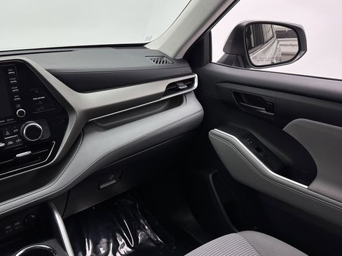 Used 2022 Toyota Highlander LE AWD/4WD image 29