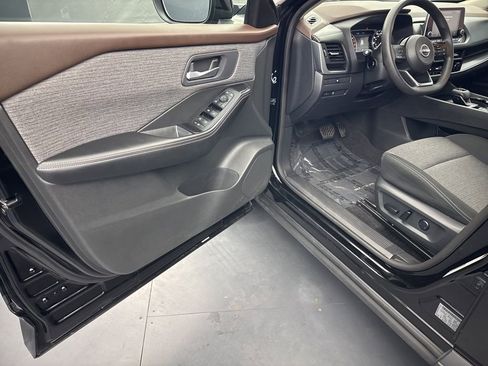 Used 2023 Nissan Rogue SV image 28