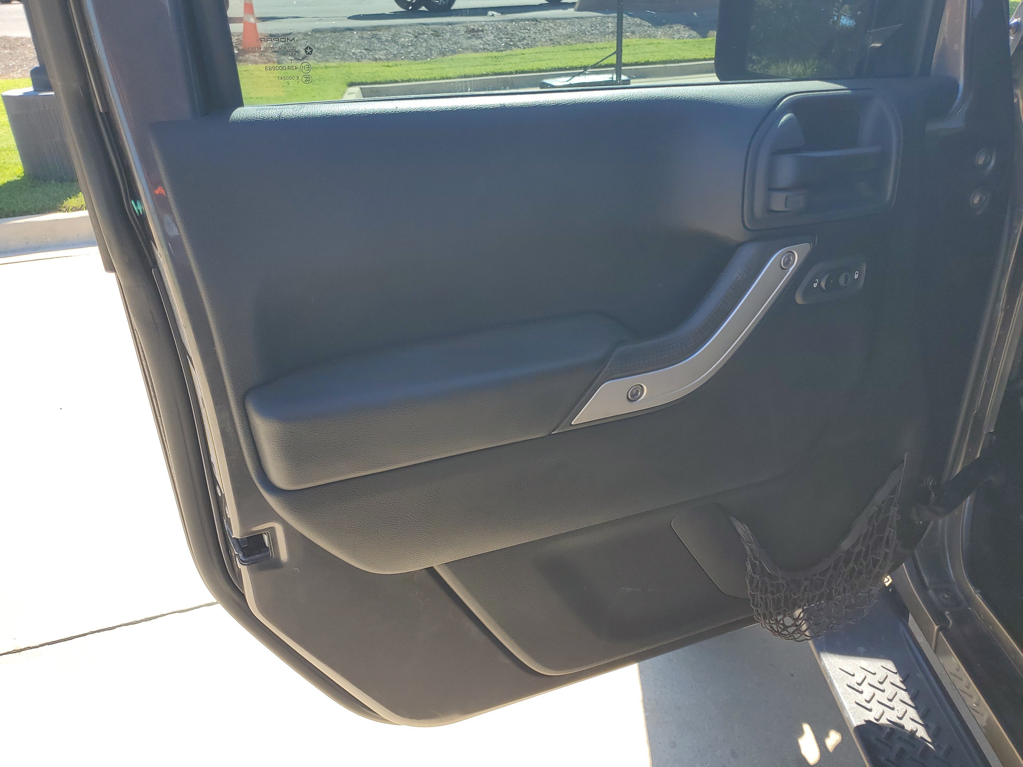Used 2017 Jeep Wrangler Sahara w/ Connectivity Group AWD/4WD image 13
