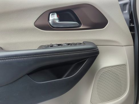 Used 2023 Chrysler Voyager LX image 23