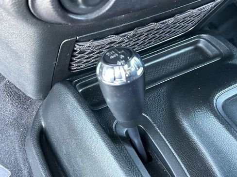 Used 2018 Jeep Wrangler Unlimited Rubicon w/ Connectivity Group AWD/4WD image 28