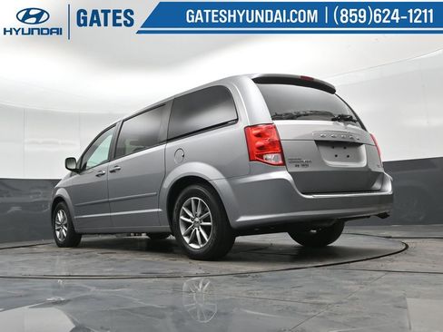 Used 2016 Dodge Grand Caravan SE image 46