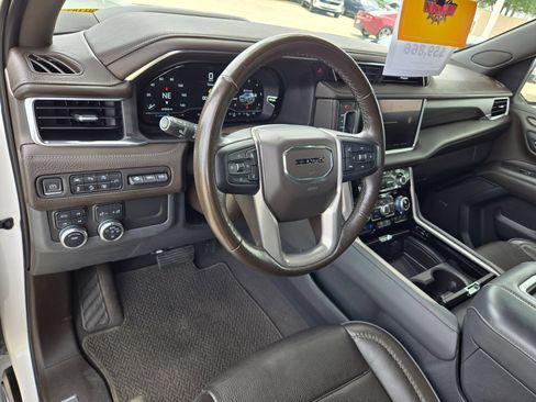 Used 2022 GMC Yukon XL Denali AWD/4WD image 10