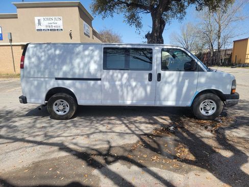 Used 2014 Chevrolet Express 3500 Extended image 2