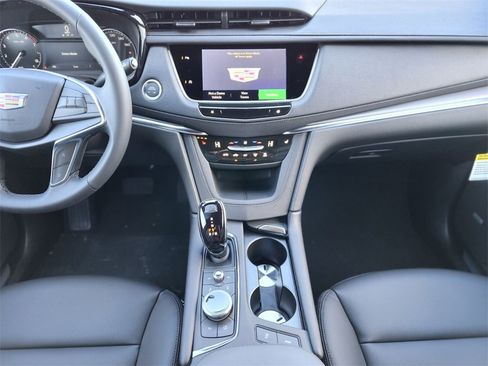 New 2026 Cadillac XT5 Luxury image 12