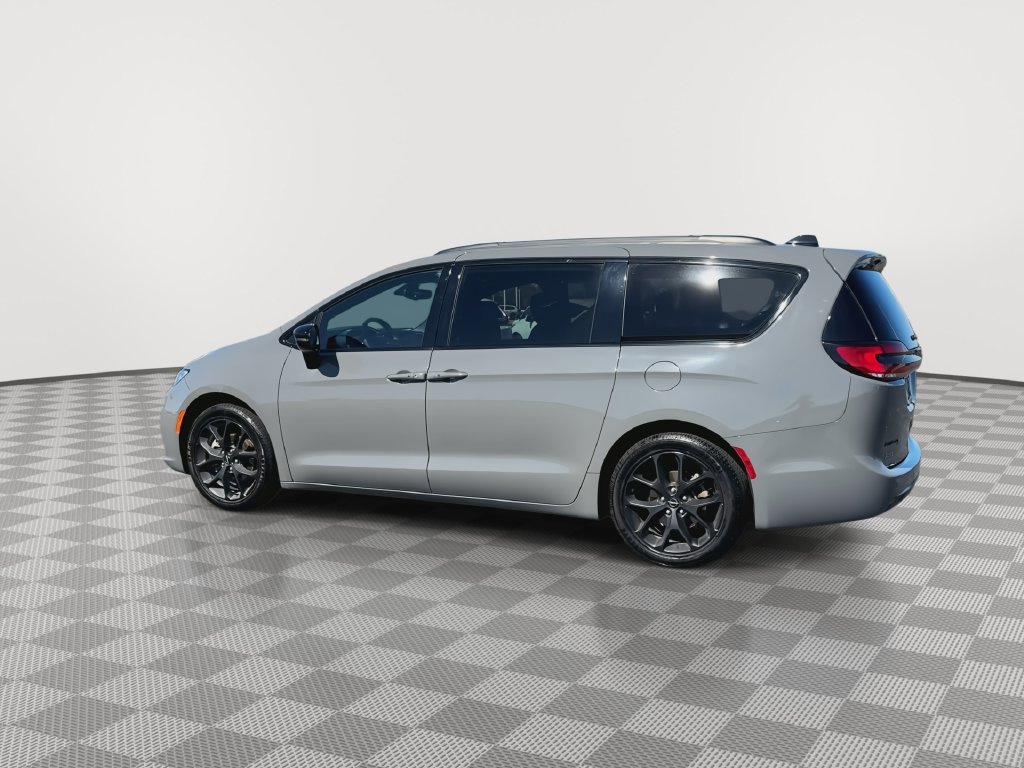 Used 2025 Chrysler Pacifica Limited FWD image 6