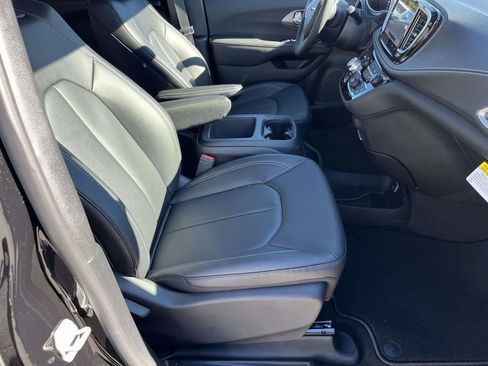 New 2026 Chrysler Pacifica Select image 14