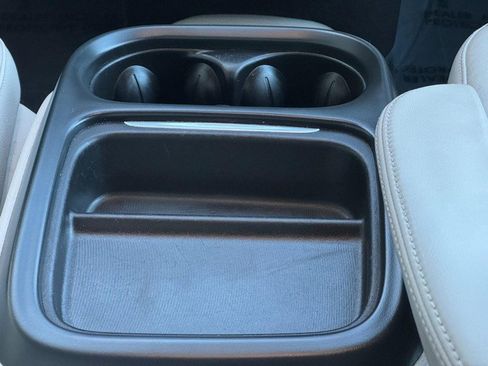 Used 2017 Chrysler Pacifica Touring-L image 18