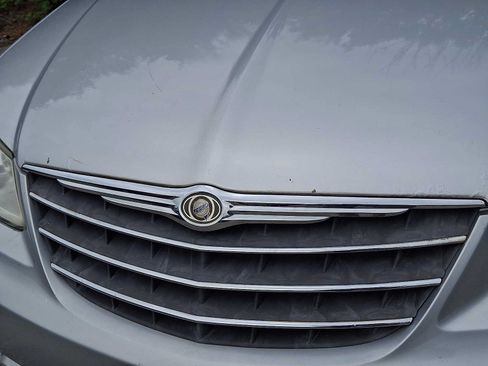 Used 2010 Chrysler Sebring Touring FWD image 4