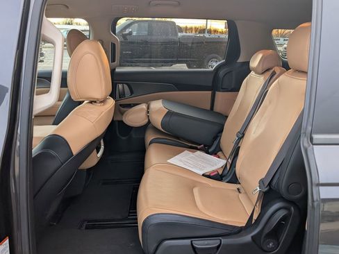 Used 2024 Kia Carnival LX image 9