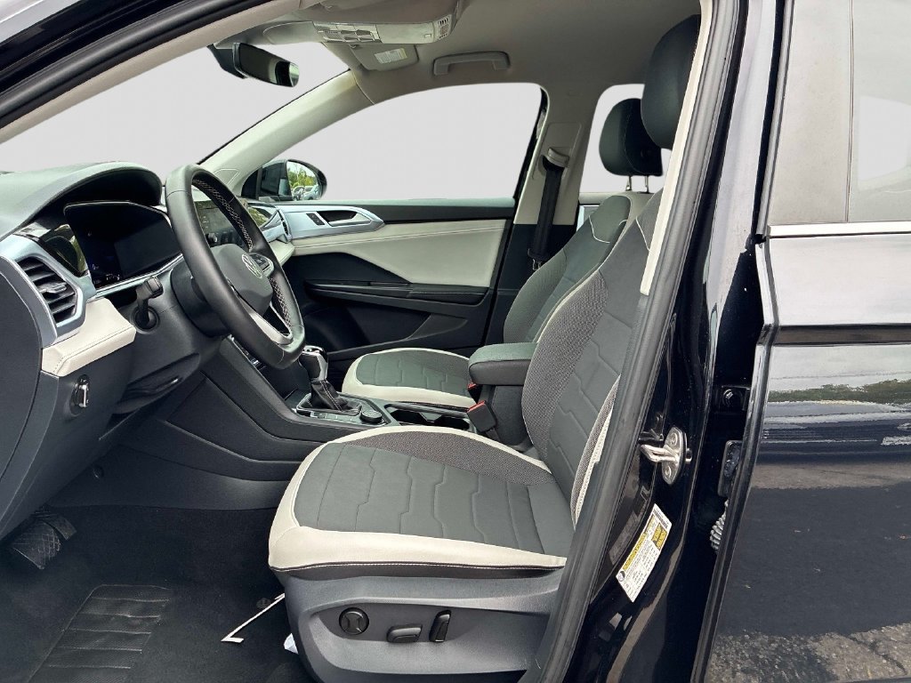 Certified 2025 Volkswagen Taos SE AWD/4WD image 20