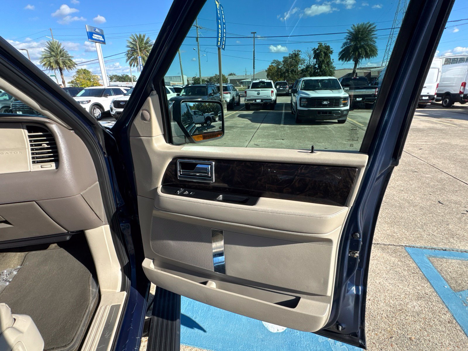 Used 2017 Lincoln Navigator Select RWD image 38