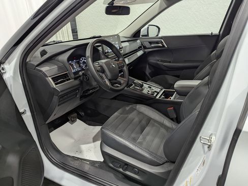 Used 2023 Mitsubishi Outlander SE image 13