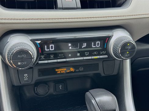 Used 2021 Toyota RAV4 XLE image 12