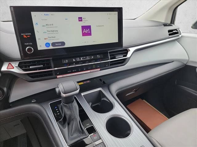 Used 2026 Toyota Sienna XLE FWD image 17
