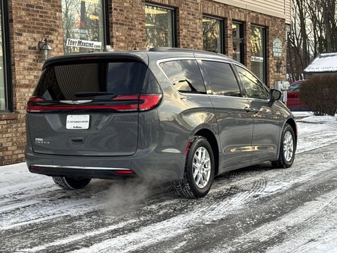 Used 2022 Chrysler Pacifica Touring-L image 5