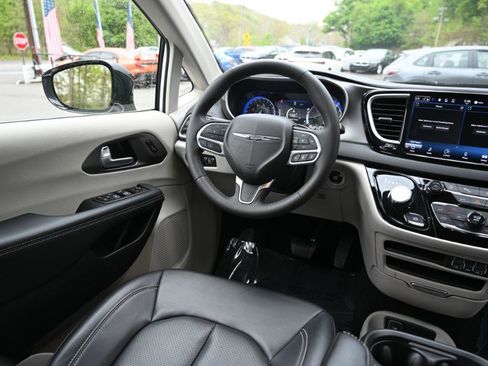 Used 2024 Chrysler Pacifica Touring-L FWD image 10