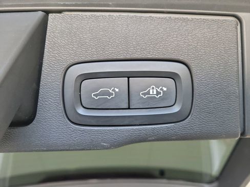 Used 2023 Volvo XC60 B5 Plus image 11