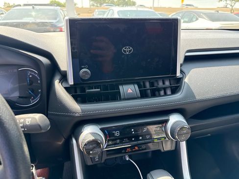 Used 2025 Toyota RAV4 LE AWD/4WD image 9