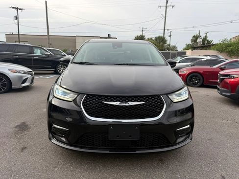 Used 2023 Chrysler Pacifica Touring-L FWD image 8