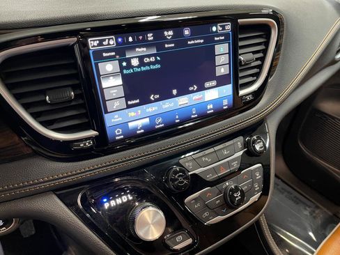 Used 2023 Chrysler Pacifica Pinnacle FWD image 28