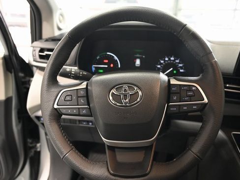 Used 2023 Toyota Sienna XLE image 23