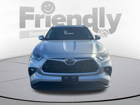 Used 2023 Toyota Highlander XLE image 2