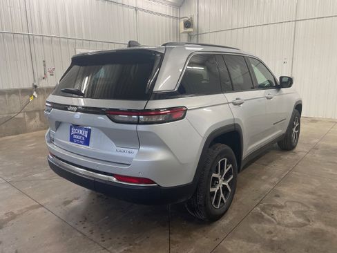 Used 2024 Jeep Grand Cherokee Limited image 5