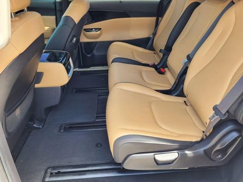 Used 2024 Kia Carnival EX FWD image 19