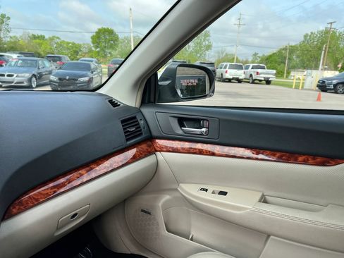 Used 2010 Subaru Outback 2.5i Limited AWD/4WD image 15