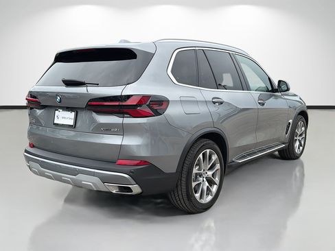 Used 2024 BMW X5 xDrive40i AWD/4WD image 3