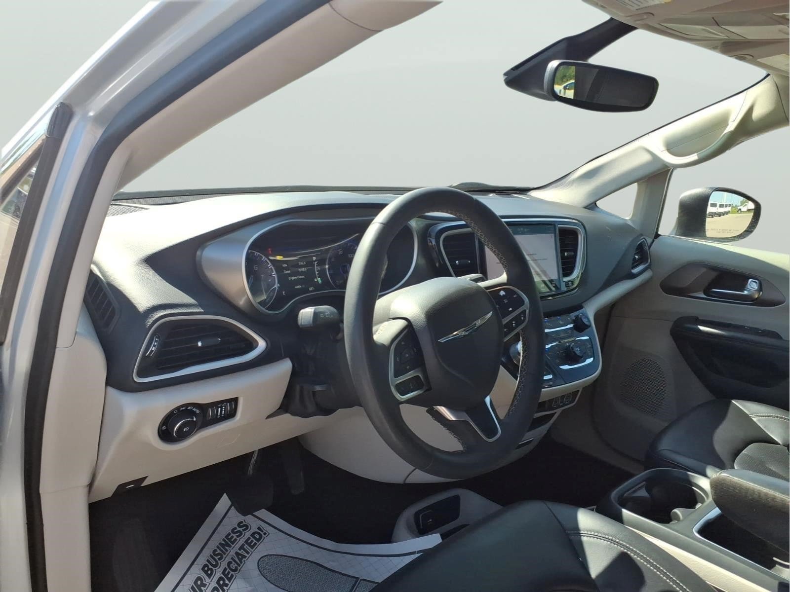 Used 2023 Chrysler Pacifica Touring-L FWD image 12