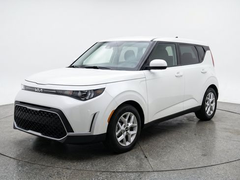 Used 2025 Kia Soul LX w/ LX Technology Package FWD image 3