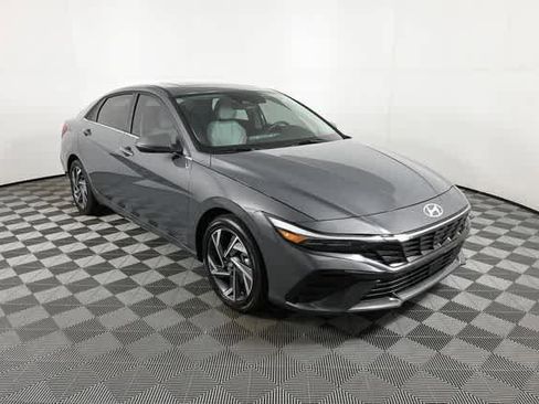 New 2025 Hyundai Elantra Limited image 24