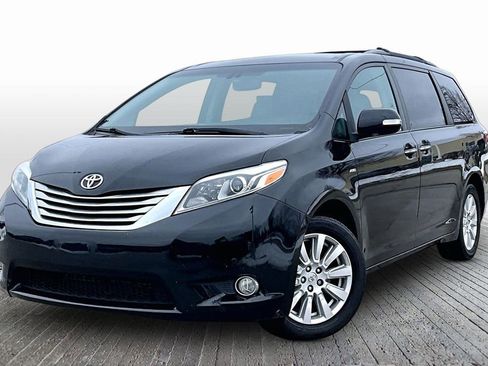 Used 2017 Toyota Sienna Limited Premium image 3