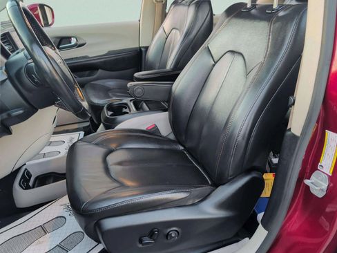 Used 2020 Chrysler Pacifica Touring-L image 21
