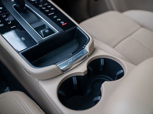 Certified 2025 Porsche Macan image 15