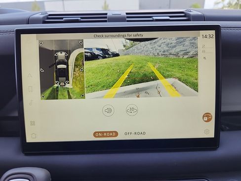 New 2024 Land Rover Defender 110 SE image 20