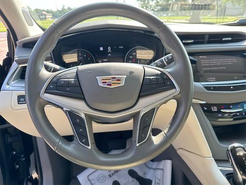 Used 2021 Cadillac XT5 Premium Luxury image 16