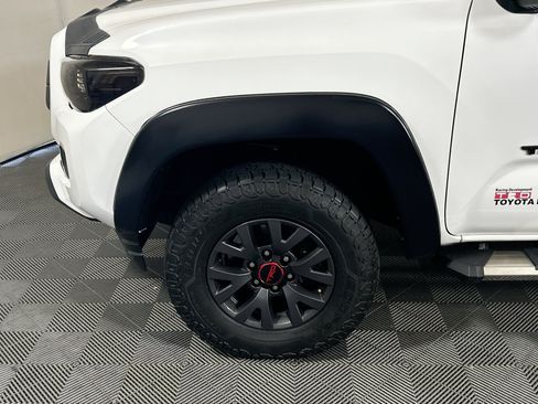 Used 2020 Toyota Tacoma SR5 RWD image 11