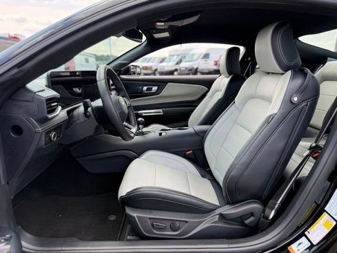 Used 2025 Ford Mustang GT Premium RWD image 9