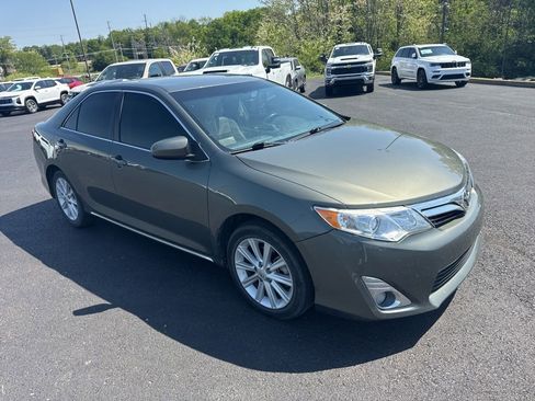 Used 2012 Toyota Camry XLE FWD image 2