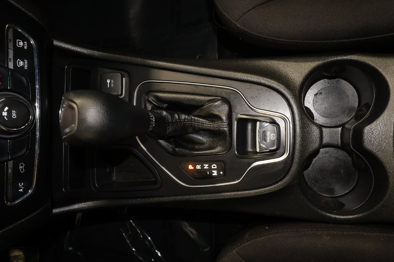 Used 2019 Jeep Cherokee Latitude w/ Popular Appearance Group FWD image 9