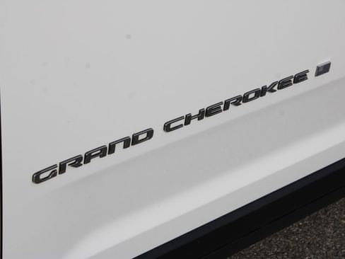 Used 2022 Jeep Grand Cherokee Limited image 51